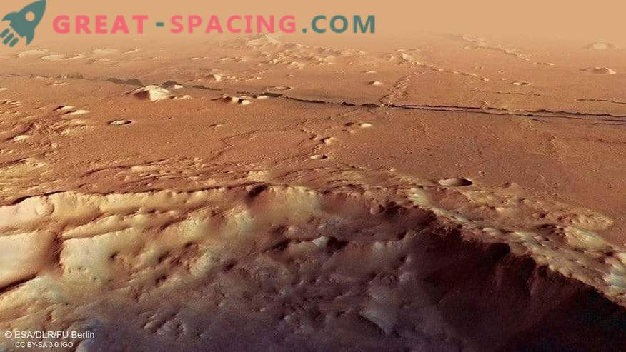 Frische Mars-Tektonik: tiefe Verwerfungen auf dem Roten Planeten