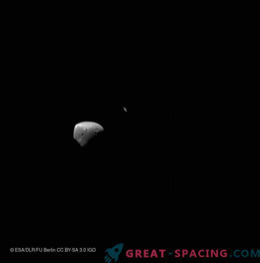 Mars Express betrachtet Satelliten vor dem Hintergrund der Saturnringe.
