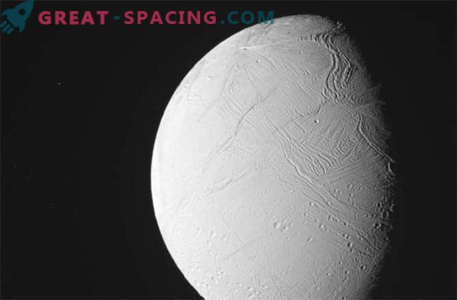 Cassinis Weltraum-Odyssee: Saturnmonde passieren