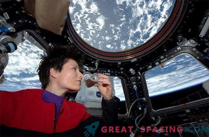 Astronauten auf der ISS probierten frisch gebrühten Kaffee aus einer Tasse, die auf einem 3D-Drucker gedruckt wurde.
