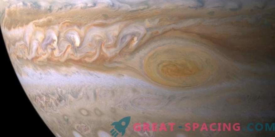 Erstaunliche meteorologische Phänomene in Jupiters Great Red Spot