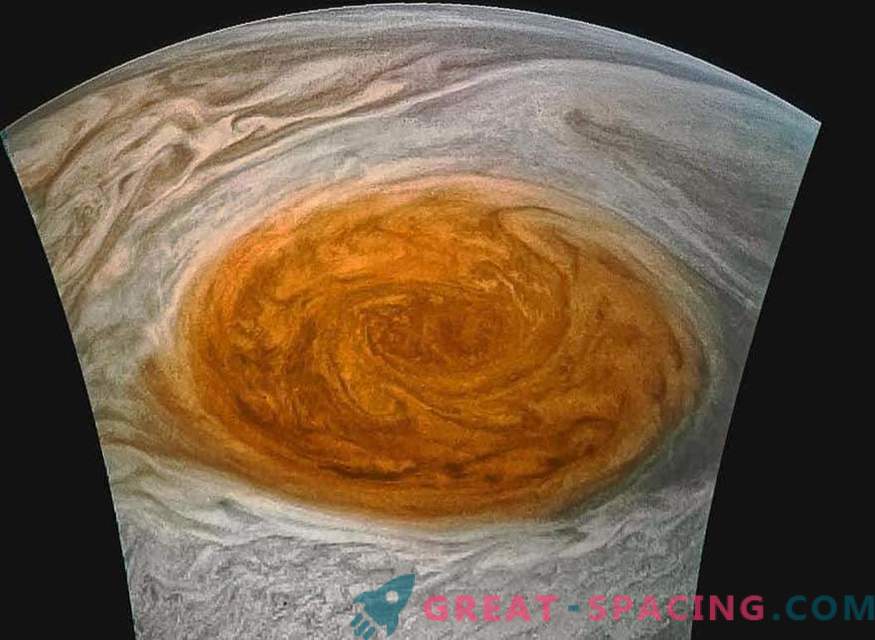 Großer roter Fleck in der Linse von Juno