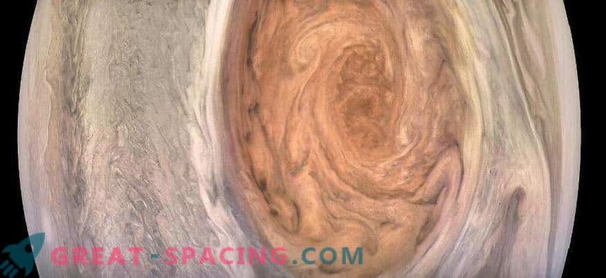 Großer roter Fleck in der Linse von Juno
