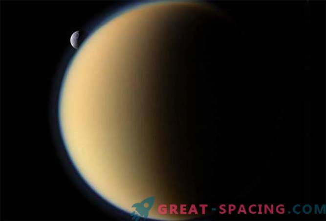 Die Cassini-Raumsonde wird einen letzten Flug über die beiden eisigen Monde des Saturn machen.