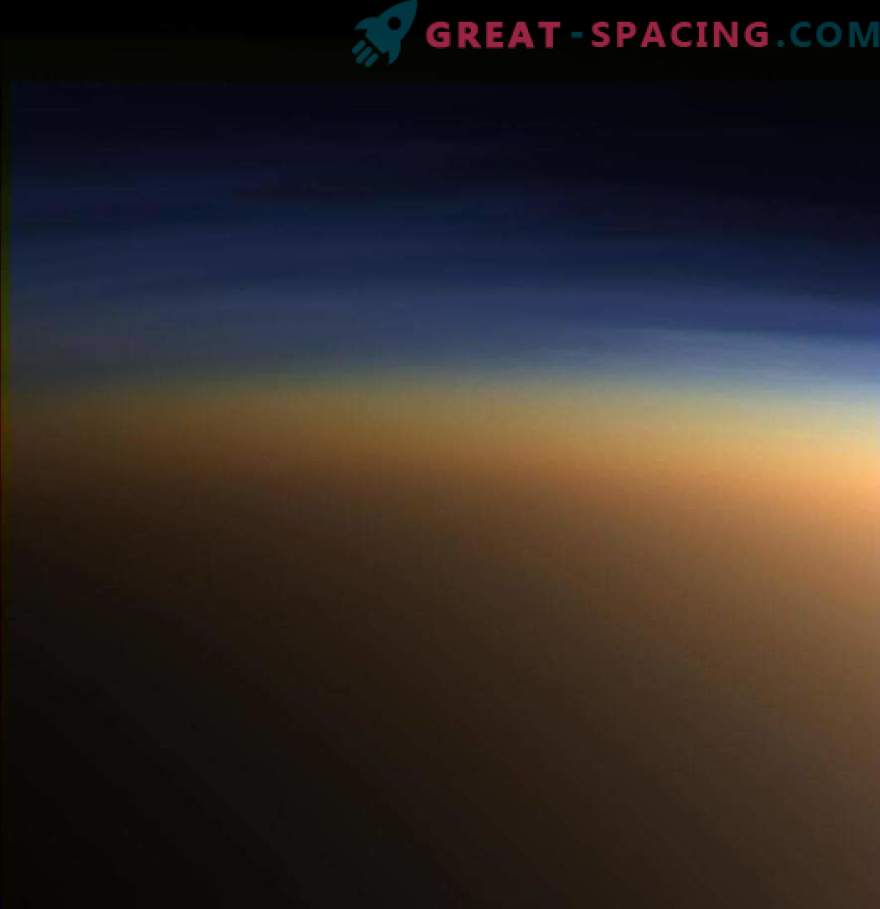 Mysteriöser Titan hat ein gespenstisches Licht