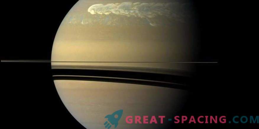 Große Stürme erschüttern die Saturnatmosphäre.