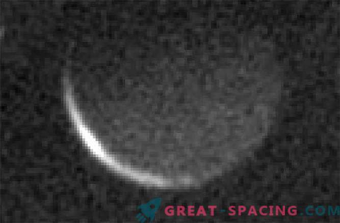 Nacht, absteigend auf Charon, dem größten Satelliten von Pluto