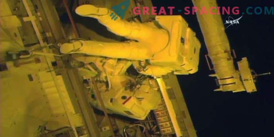 Astronauten haben den Austausch des Netzteils verkraftet