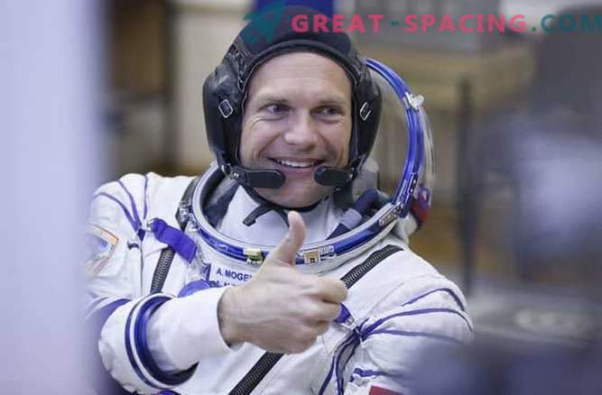 Astronaut mit ISS steuert den 