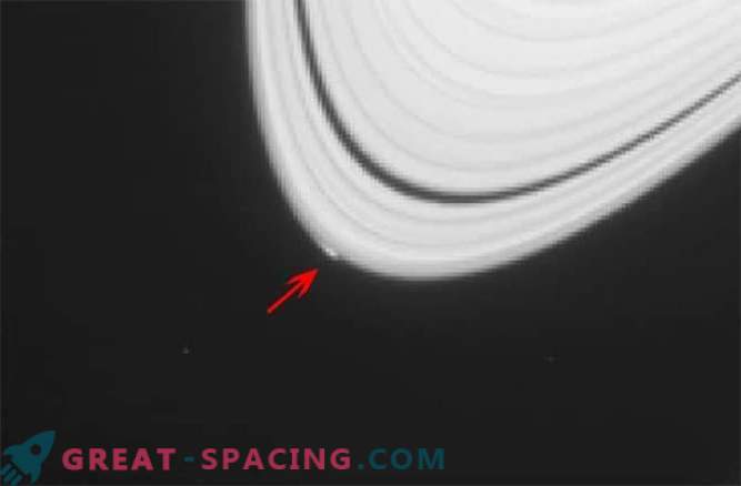 Saturn hat möglicherweise einen kleinen Mond-Satelliten 