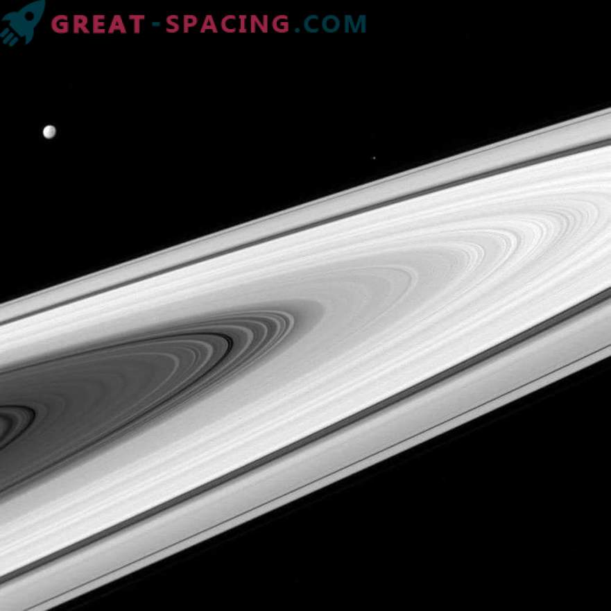 Saturn hat möglicherweise einen kleinen Mond-Satelliten 