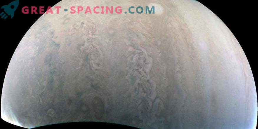 Jupiters heftiger Sturm trifft Juno