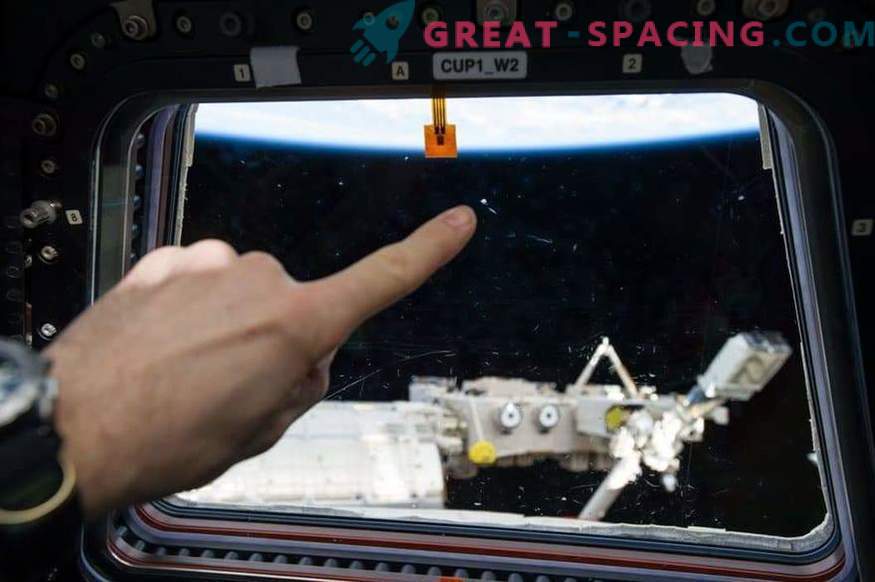Auf der ISS ist ein Sensor zur Überwachung von orbitalen Ablagerungen installiert.