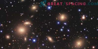 Гравитационно лещиране около невероятно плътна галактическа група