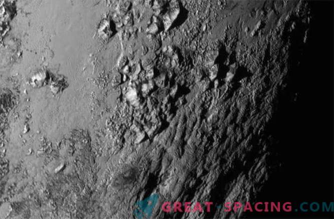 Neue Horizonte: Pluto hat eisige Berge, Charon ist aktiv