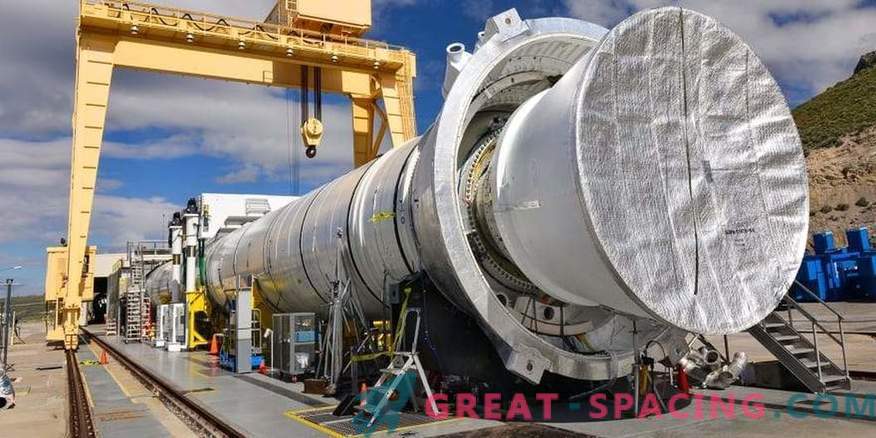 Der größte Feststoff-Raketentriebwerk ist bereit für den ersten Schuss