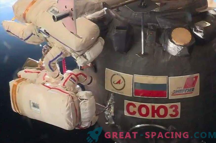 Wie haben die Astronauten das Loch auf dem Sojusschiff untersucht?