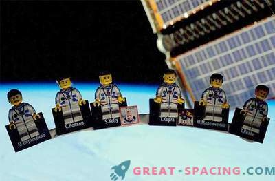 Astronaut von Großbritannien demonstriert LEGO-Raumstation für Trittbrettfahrer
