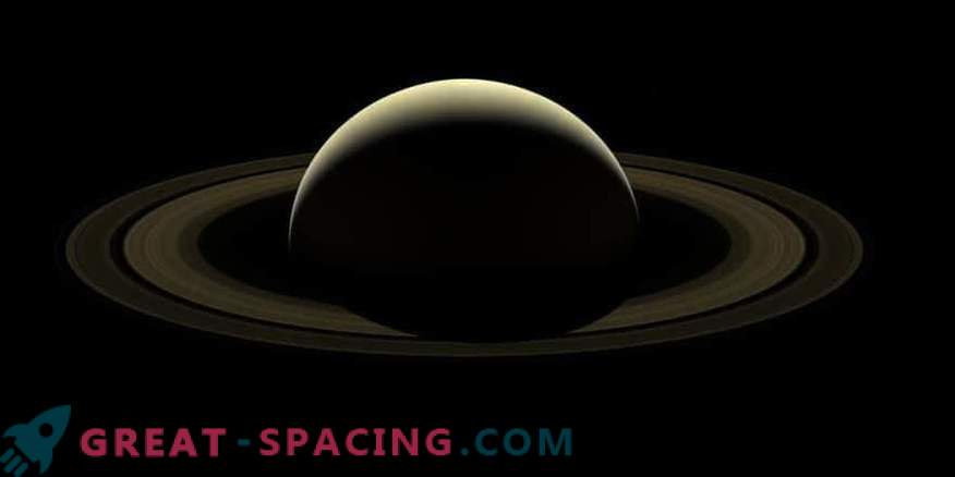 Zusammengesetztes Bild von Cassini: Abschied vom Saturn