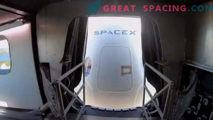 SpaceX zeigt Crew Access Sleeve für Crew Dragon