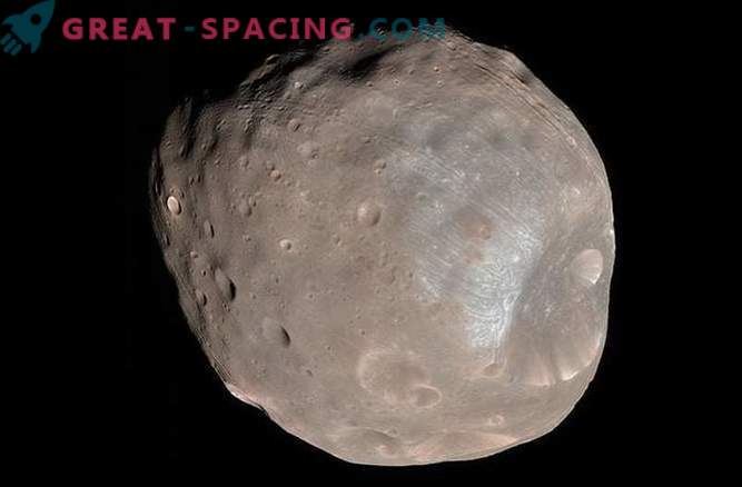 Der Satellit von Mars Phobos beginnt zusammenzubrechen