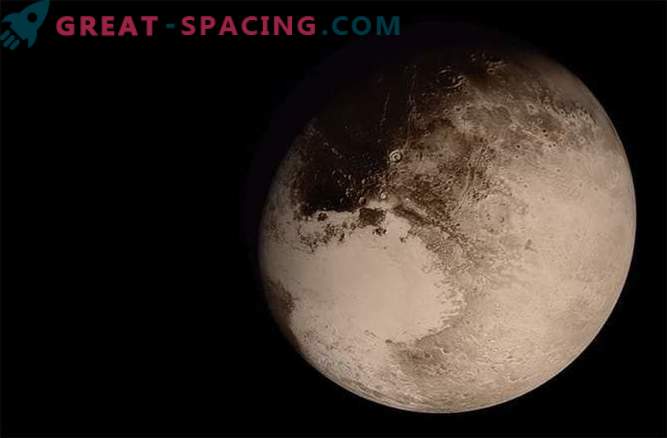 Fliege zusammen mit der Mission New Horizons über Pluto.
