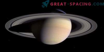 A água nos anéis e luas de Saturno se parece com a da Terra