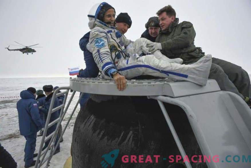 Der Astronaut und zwei Astronauten kehrten von der ISS zurück