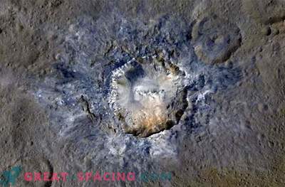 Polygonaler Krater zeigt Risse von Ceres