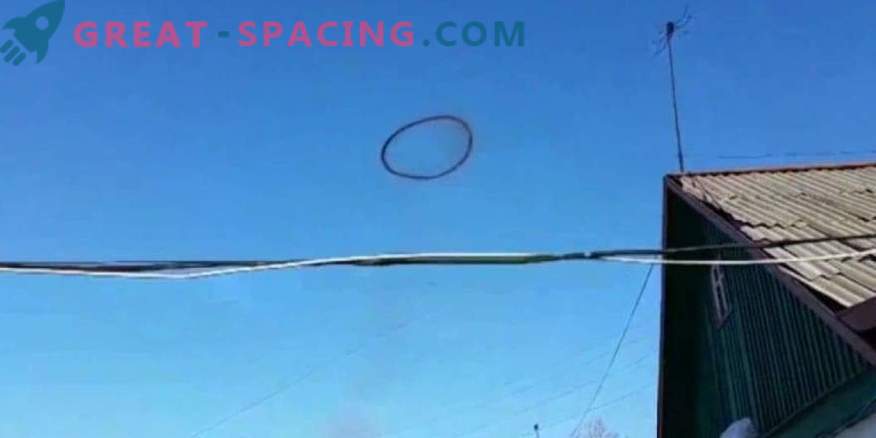 Ein seltsamer schwarzer Ring erschien über dem Himmel von Montana. Video