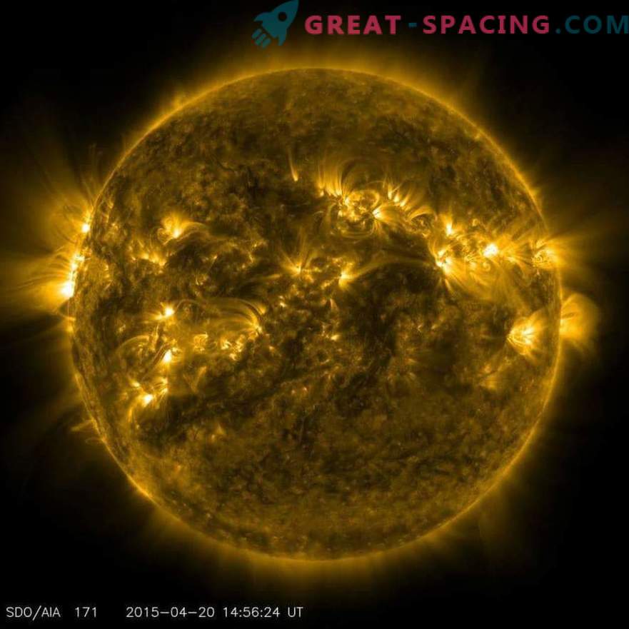 Starke Sonneneruptionen, verursacht durch riesige magnetische Linien.