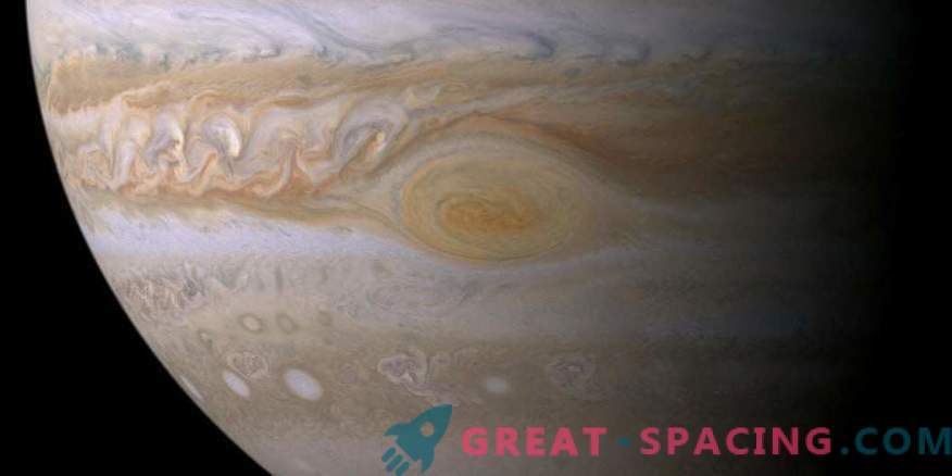 Geheimnisse des Magnetfeldes von Jupiter. Was ist ihre Fremdartigkeit und warum unterscheidet sie sich von der irdischen?