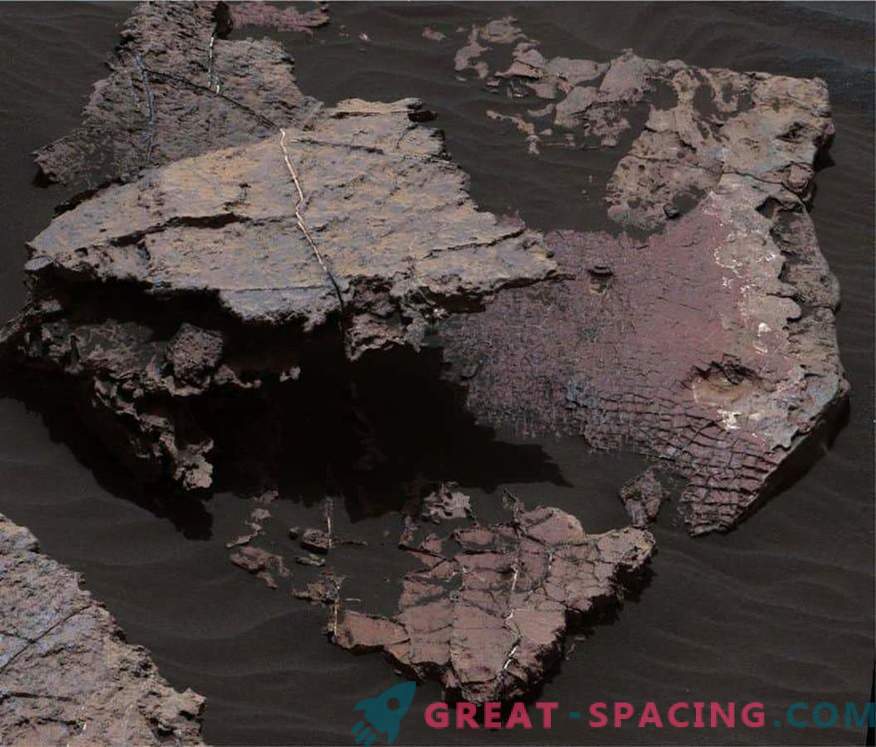 Trockene Risse bestimmen die Form des Wassers auf dem Mars