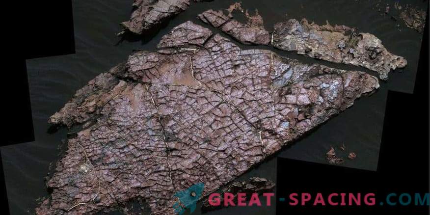 Trockene Risse bestimmen die Form des Wassers auf dem Mars