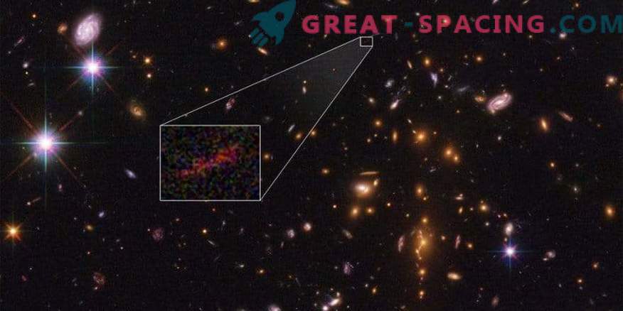 Hubble und Spitzer kombinieren sich, um einen verbesserten Schnappschuss einer fernen Galaxie zu erhalten.