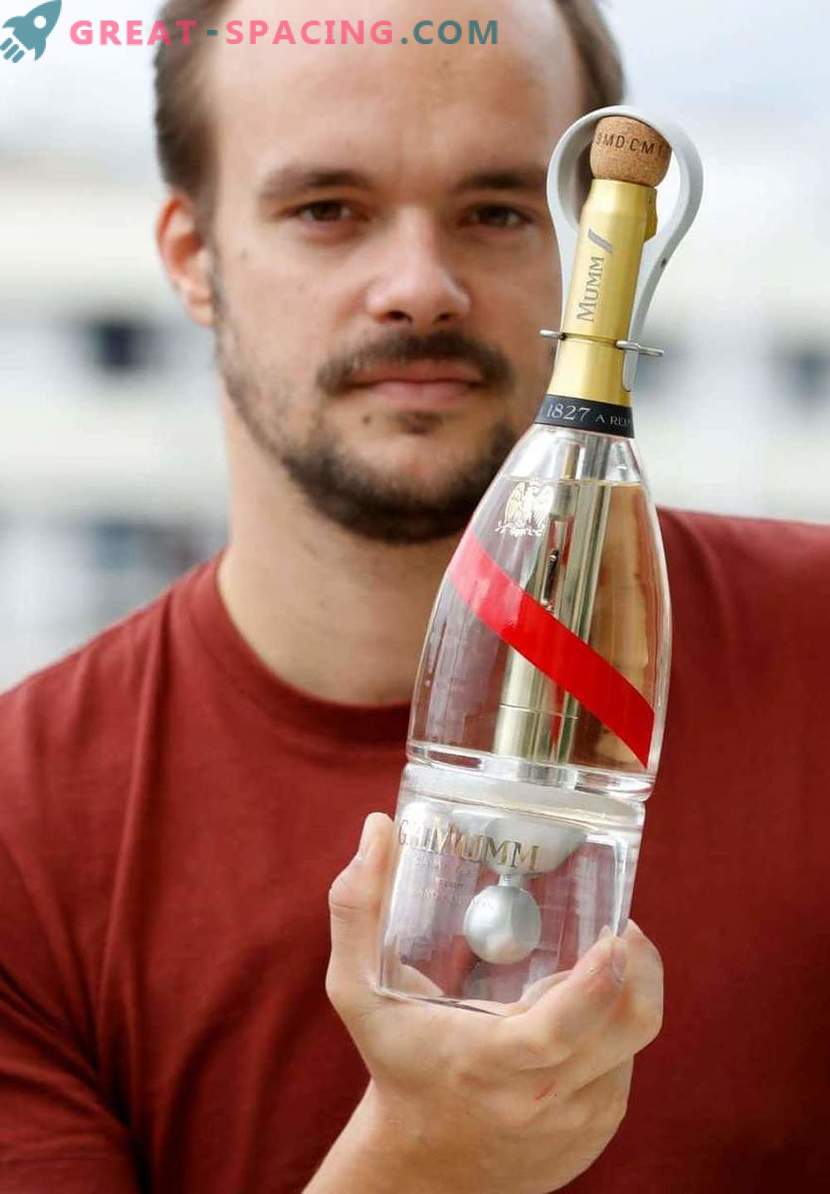 Champagner im Weltall! Mit einer Flasche Zero-G können Touristen ein Getränk in einem endlosen Raum genießen.