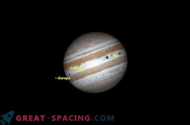 3 Monde Jupiter gegen die Oberfläche des Planeten