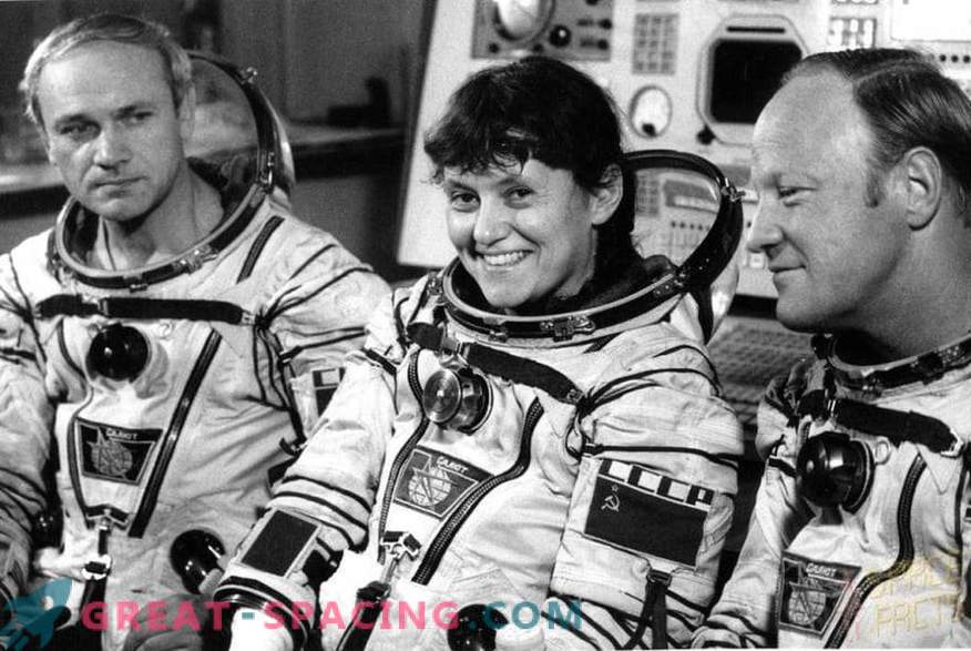 Zum ersten Mal betreten zwei Frauen den Weltraum