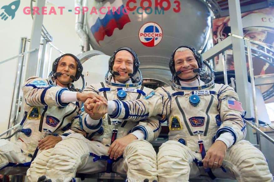 Drei Kosmonauten kamen für eine 5-monatige Mission auf der ISS an.