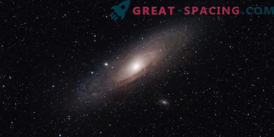 Ein riesiges Paar Schwarzer Löcher posiert in der Andromeda-Galaxie.