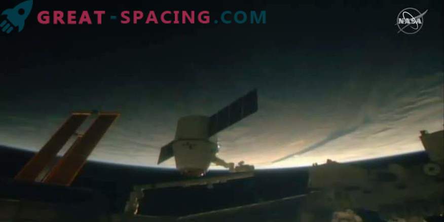 SpaceXs Drachenkapsel liefert Weihnachtsleckerbissen an die ISS