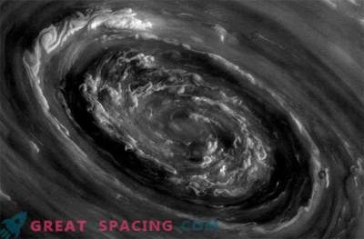 Gewitter auf dem Saturn können durch riesige polare Wirbelstürme verursacht werden.