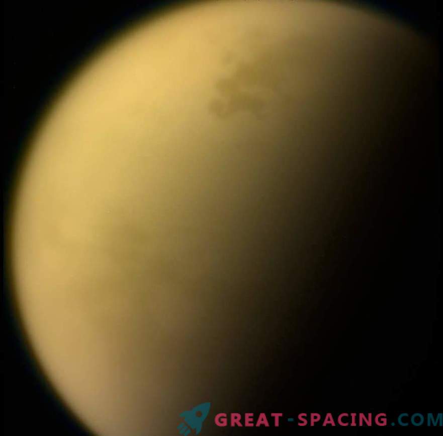 Auf Titan wurde eine giftige Eiswolke gefunden.
