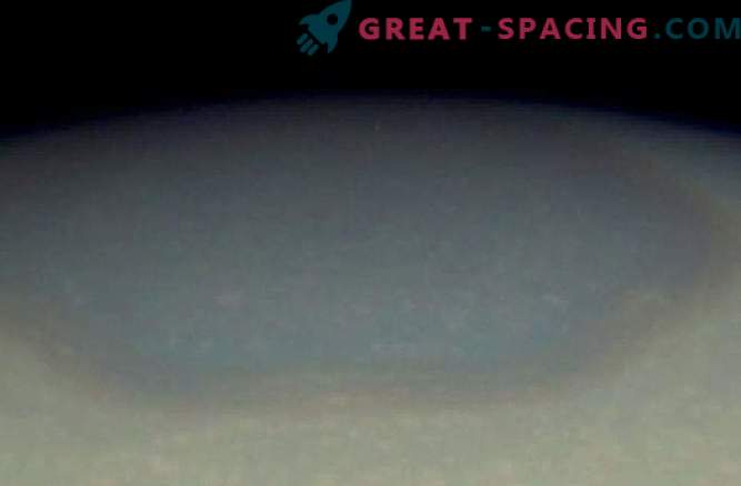 Saturns Nordpol hat die Farbe geändert. Aber warum?